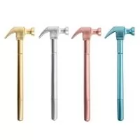 Funcionalidade e design criativo se unem na nossa Caneta Plástica em formato de martelo! Perfeita para quem busca uma caneta descontraída em seu dia a dia. Prática, ela possui formato divertido, basta abrir a tampa inferior para começar a escrever. Além disso, a tampa superior do martelo é removível e sua carga esferográfica é de 0.7 mm. Personalizavel