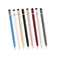 Caneta metálica com detalhe emborrachado no topo, ideal para uso em dispositivos com telas sensíveis ao toque. Possui acionamento por rotação e carga esferográfica azul de 1,0mm.  Altura: 14 cm Largura: 0,9 cm Medidas aproximadas para gravação(CxL): 0,7 cm x 10 cm Peso aproximado(g): 14