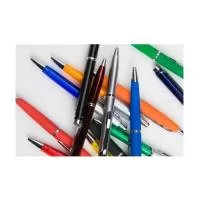 FICHA TÉCNICA – CANETA PROMOCIONAL. Descrição do Produto  Caneta promocional desenvolvida para ações de marketing, eventos corporativos e brindes institucionais. Produto leve, funcional e de alto giro, ideal para divulgação de marcas e campanhas promocionais. Especificações Técnicas Produto: Caneta promocional personalizada Material: Plástico (ABS), metal ou alumínio (conforme modelo) Acionamento: Clique (push) ou tampa removível Carga: Refil esferográfico substituível (tinta azul ou preta) Ponta: Aço inox ou metal com esfera de escrita suave Clip: Plástico ou metal para fixação em bolso Acabamento: Brilho, fosco ou soft touch (borracha). Medidas (padrão) Comprimento: 13 cm a 14,5 cm Diâmetro: 0,8 cm a 1,2 cm (Pode variar conforme modelo escolhido). Personalização Impressão silk screen (serigrafia) Impressão digital UV Gravação a laser (modelos metálicos) Logo no corpo da caneta Personalização em 1 ou mais cores..