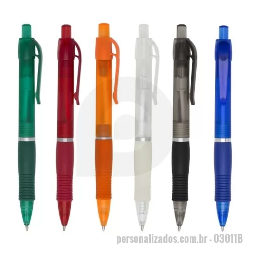 Caneta plástica personalizada - Descrição: Caneta plástica com detalhe emborrachado, carga esferográfica azul e acionamento por clique.   OBS.: PEDIDOS MÍNIMO DE 50 PEÇAS!  Medidas aproximadas para gravação (CxL):  3,2 cm x 0,8 cm  Tamanho total aproximado  (CxL):  13,7 cm x 1,6 cm  Peso aproximado (g):  9