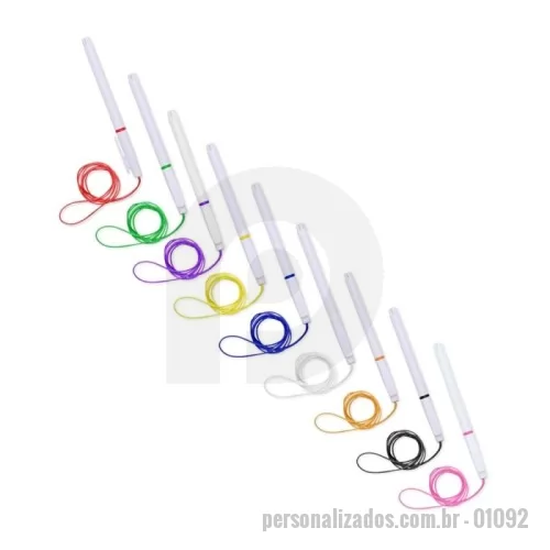 Caneta plástica personalizada - Caneta com estrutura inteiramente em plástico e carga esferográfica azul de 1,0mm. Acompanha cordão em nylon de aproximadamente 42cm de comprimento amarrada na tampa.