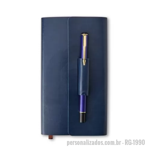 Caneta plástica personalizada - Kit para anotações com ~112 folhas amarelas pautadas em couro sintético, caneta metálica com carga azul e porta-caneta que serve como fecho.
