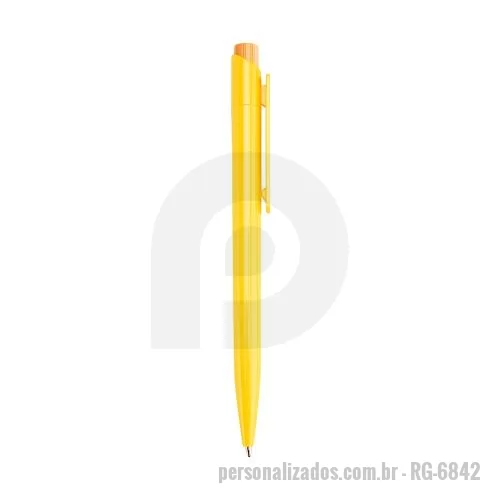 Caneta plástica personalizada - Caneta plástica com acionamento por clique feito em bambu e carga esferográfica azul de 1,0mm.