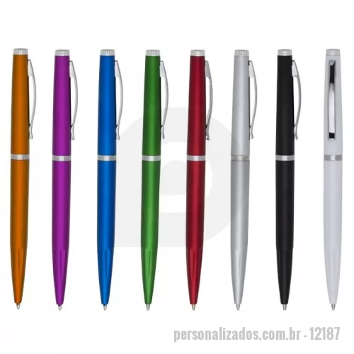 Caneta plástica personalizada - Caneta plástica com design fino, corpo colorido e detalhes em prata. Possui o clip em metal e parte inferior com relevo, aciona por giro.