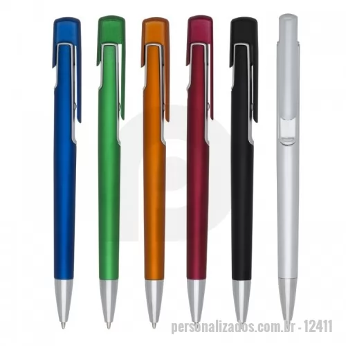Caneta plástica personalizada - Caneta plástica inteira colorida com detalhes em prata. Possui um clip com design espaçoso ideal para gravação, aciona por clique.