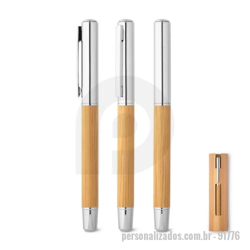Caneta Roller personalizada - Caneta roller em aço inox 90% reciclado e bambu, com tampa. Escrita em azul. Fornecido em bolsa oferta em papel de bambu. A cor e o resultado da impressão nos materiais naturais pode variar entre produtos. ø11 x 137 mm | Bolsa: 40 x 155 mm