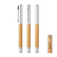 Caneta roller em aço inox 90% reciclado e bambu, com tampa. Escrita em azul. Fornecido em bolsa oferta em papel de bambu. A cor e o resultado da impressão nos materiais naturais pode variar entre produtos. ø11 x 137 mm | Bolsa: 40 x 155 mm