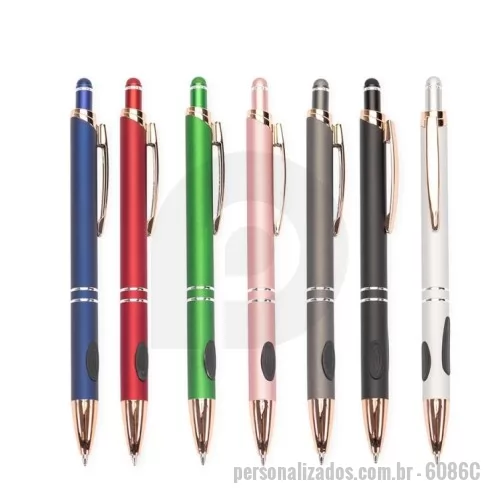 Caneta touch personalizada - A elegância e o conforto combinados em uma única caneta esferográfica para garantir uma escrita mais agradável através da sua construção metálica e seu par de grips em borracha, além de ponta e clipe em plástico. Sua carga azul de 1.0 mm possui acionamento por clique com ponteira emborrachada que que permite seu uso como uma caneta touch para interação com smartphones, tablets e demais dispositivos de telas touchscreen.