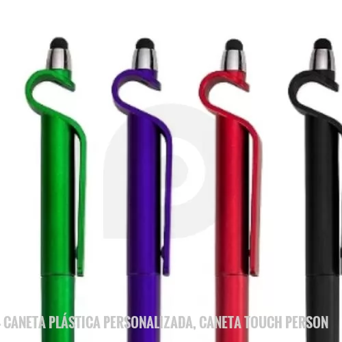 Caneta touch personalizada - **Sobre o Produto**  A **Caneta Plástica Touch com Suporte Personalizada com Impressão UV** é um brinde moderno, funcional e versátil, ideal para empresas que desejam divulgar sua marca de forma criativa e útil.  Além de proporcionar uma escrita confortável, possui **ponteira touch screen** para uso em smartphones e tablets e **suporte integrado para celular**, tornando-se um acessório prático para o dia a dia.  Fabricada em plástico resistente, conta com acionamento por rotação e carga esferográfica azul 1.0 mm, garantindo uma escrita suave e precisa.  **Destaques do Produto**  * Ponteira touch para celulares e tablets * Suporte integrado para celular * Acionamento por rotação * Escrita suave com carga azul 1.0 mm * Brinde moderno e funcional * Excelente opção para ações promocionais  **Personalização**  A personalização é feita por **impressão UV de alta definição**, permitindo a aplicação de logotipos, nomes, frases ou artes coloridas com excelente acabamento, cores vibrantes e maio