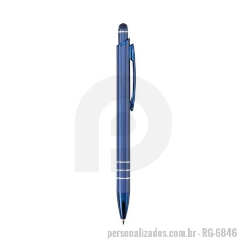 Caneta touch personalizada - Caneta metálica com ponteira em plástico, além de detalhes na parte inferior com dois anéis prateados e topo emborrachado para interação com dispositivos de telas sensíveis ao toque. Conta com acionamento por clique e carga esferográfica azul de 1,0 