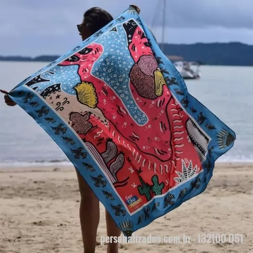 Canga personalizada - Canga Personalizado Essência de 132x100 cm com estampa personalizada por sublimação para praia, eventos e ações de marca. Tecido soft touch com toque de seda, composto por 93% poliéster e 7% elastano. Acabamento com barra costurada. Valor unitário de R$ 54,90 na faixa de 51 a 150 unidades. A faixa de preço considera o total de peças do pedido, sem contar embalagens. O mínimo de produção é de 10 unidades por mesma estampa, modelo e tamanho. Envie sua arte ou referências e receba uma prévia digital gratuita para aprovação antes da produção. Frete calculado à parte.