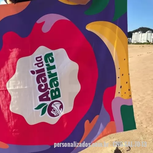 Canga personalizada - Salinas 140x70. O tamanho de canga mais pedido pelos nossos clientes, com estampa total sem limite de cores. Acabamento em bainha ou corte a laser; franja, tassel ou pompom como adicional. Também em 140x100 e 140x140. Para ações de verão, Carnaval, kits de praia e eventos. Pedido mínimo: 30 peças. Arte criada pelo nosso estúdio, sem custo no pedido fechado. Fábrica própria no Rio de Janeiro e envio para todo o Brasil. Prazo a partir de 15 dias úteis após a aprovação da arte e o pagamento.