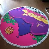 Canga redonda com 1.50m de diametro, confeccionada em malha ou tactel e personalizada em impressão digital. Acabamento em franja.