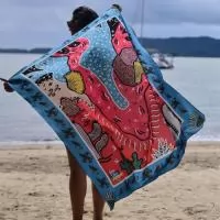 Canga Personalizado Essência de 132x100 cm com estampa personalizada por sublimação para praia, eventos e ações de marca. Tecido soft touch com toque de seda, composto por 93% poliéster e 7% elastano. Acabamento com barra costurada. Valor unitário de R$ 62,90 na faixa de 10 a 20 unidades. A faixa de preço considera o total de peças do pedido, sem contar embalagens. O mínimo de produção é de 10 unidades por mesma estampa, modelo e tamanho. Envie sua arte ou referências e receba uma prévia digital gratuita para aprovação antes da produção. Frete calculado à parte.