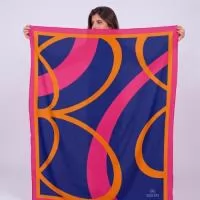 Viscose 140x70. Canga em viscose com estampa total sem limite de cores e caimento fluido, num tamanho fácil de levar na bolsa. Também em 140x100, 160x120 e 180x120. Para kits de verão, hotéis e lojas. Pedido mínimo: 100 peças. Arte criada pelo nosso estúdio, sem custo no pedido fechado. Fábrica própria no Rio de Janeiro e envio para todo o Brasil. Prazo a partir de 15 dias úteis após a aprovação da arte e o pagamento.