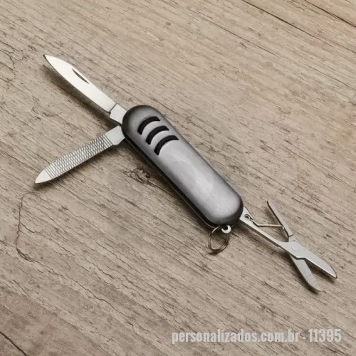 Canivete personalizado - Mini canivete metal 3 funções com detalhes emborrachados preto(três linhas frente e verso). Possui: lixa, lâmina de corte e mini tesoura e acompanha pequena argola para utilizar como chaveiro.