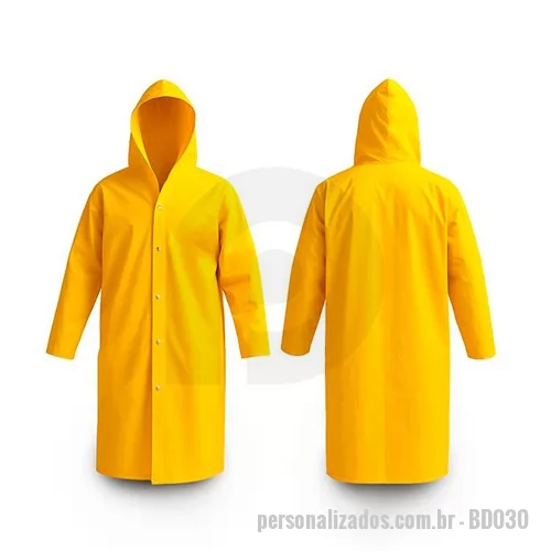 Capa de chuva personalizada - Capa de chuva forrada customizada com sua a marca é uma ótima opção de brinde promocional acessível para você usar em eventos corporativos ao ar livre ou na divulgação de produtos e serviços. A capa de chuva personalizada é confeccionada em PVC, forrado revestido de com capuz e mangas compridas, fechamento com botões de pressão e costuras através de solda eletrônica. É um brinde perfeito e prático para seus clientes levarem na bolsa e estarem preparados para as mudanças bruscas de tempo. O produto está disponível nas cores azul, preto e amarelo, e nos tamanhos G, GG e EXG. Pode ser comercializado em lotes a partir de 10 unidades. Personalize a capa de chuva com sua marca impressa em serigrafia e surpreenda seus clientes e colaboradores com um brinde atraente e super útil.