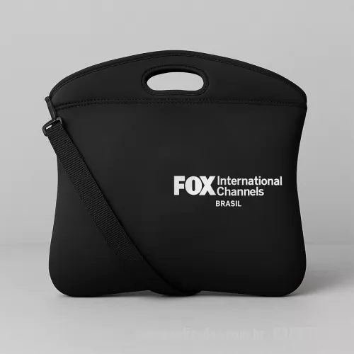 Capa para notebook personalizada - Capa para notebook Personalizada - CAPNOTALC - A Capa para Notebook com Alça Personalizada é a solução perfeita para unir proteção, praticidade e elegância em um único produto. Produzida em Neoprene de alta qualidade, oferece excelente resistência contra impactos e arranhões, mantendo seu notebook seguro em qualquer situação. Com possibilidade de personalização em alta definição, sua empresa pode aplicar logotipos, slogans ou artes exclusivas, transformando a capa em um brinde sofisticado e funcional. É uma excelente opção para ações promocionais, brindes corporativos ou presentes para colaboradores. Além de proteger o equipamento, transmite uma imagem moderna e profissional de quem a utiliza. Um brinde que agrega valor e reforça a presença da marca em todos os ambientes.    Com duas opções de transporte, uma alça de ombro ajustável e removível e uma alça de mão resistente, a Capa garante conforto e versatilidade no uso diário ou em viagens de negócios. O design ergonômico e leve facilita o manuseio, enquanto o Neoprene oferece dur - 180157 - Capa para notebook