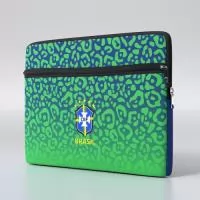 A capa para notebook premium é um brinde de alta qualidade confeccionado em neoprene, possui fechamento em zíper, que oferece mais resistência e conta ainda com um bolso frontal... 