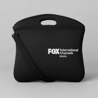 A Capa para Notebook com Alça Personalizada é a solução perfeita para unir proteção, praticidade e elegância em um único produto. Produzida em Neoprene de alta qualidade, oferece excelente resistência contra impactos e arranhões, mantendo seu notebook seguro em qualquer situação. Com possibilidade de personalização em alta definição, sua empresa pode aplicar logotipos, slogans ou artes exclusivas, transformando a capa em um brinde sofisticado e funcional. É uma excelente opção para ações promocionais, brindes corporativos ou presentes para colaboradores. Além de proteger o equipamento, transmite uma imagem moderna e profissional de quem a utiliza. Um brinde que agrega valor e reforça a presença da marca em todos os ambientes.    Com duas opções de transporte, uma alça de ombro ajustável e removível e uma alça de mão resistente, a Capa garante conforto e versatilidade no uso diário ou em viagens de negócios. O design ergonômico e leve facilita o manuseio, enquanto o Neoprene oferece dur