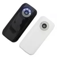 Carregador powerbank portátil de plástico com lanterna, possui indicador de nivel de carga em led, acompanha cabo USB/V8. 
