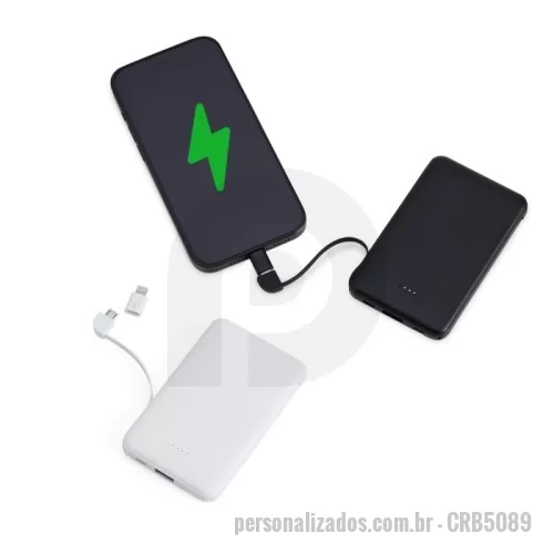 Carregador de celular personalizado - Power bank plástico de 5.000mAh com indicadores led de bateria e cabos acoplados:   Tipo-C e V8. Acompanha cabo USB V8 e adaptador Lightning.