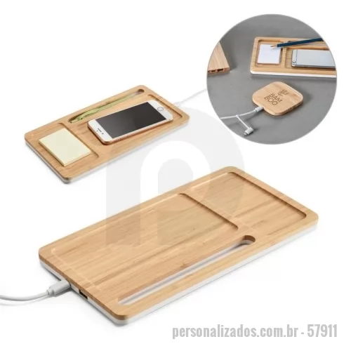 Carregador de celular personalizado - Organizador de mesa em bambu e ABS. Incluso carregador wireless super rápido com potência máxima de 15W, hub USB-A e suporte para celular. Uma porta de entrada USB-C e porta de saída USB-A. Incluso cabo USB-C, de 90 cm, para carregar. Compatível com smartphones com tecnologia de carregamento sem fios. Fornecido em caixa presente. A cor e o resultado da impressão nos materiais naturais pode variar entre produtos. 255 x 135 x 14 mm