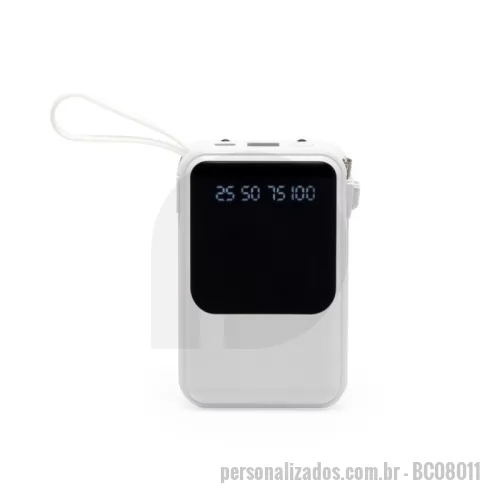 Carregador de celular personalizado - Carregador power bank de 10.000mAh com lanternas e múltiplas saídas. Fabricado em plástico com display integrado, este power bank vem equipado com quatro cabos de carregamento, eliminando a necessidade de transportar cabos extras. Compatível com entradas V8, Tipo-C, Lightning e USB, praticidade é o sinônimo deste carregador. Com alça de borracha e um tamanho compacto para um transporte discreto, ele possui uma capacidade real de 6.000mAh para manter os dispositivos sempre carregados. Acompanha cabo USB-V8.