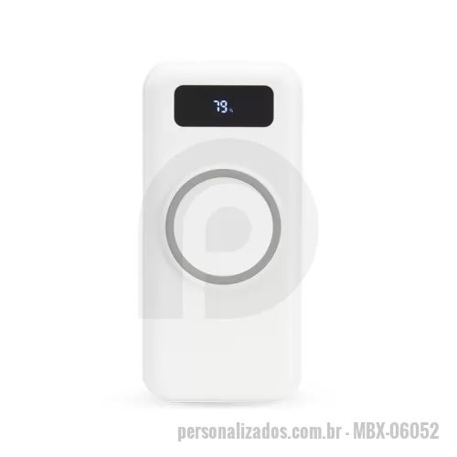 Carregador de celular personalizado - Carregador portátil power bank com 10.000mAh e carregamento via indução ou via cabo. Com display digital indicador de bateria, o carregador contém quatro cabos acoplados: Lightning, Tipo-C, V8 e saída USB para o carregamento da própria bateria. Portas de entrada: V8, Tipo-C e duas portas USB.