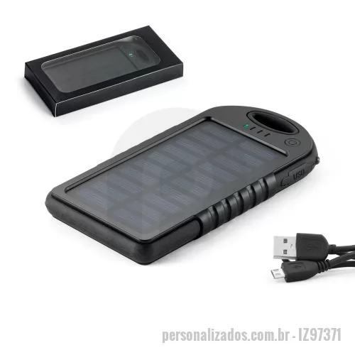 Carregador de celular personalizado - Bateria portátil solar em ABS com painel solar e LED. Bateria de lítio com capacidade de 2.000 mAh, uma porta de entrada USB-C e duas portas de saída USB-A. Incluso cabo USB-C para carregar a bateria. Fornecida em caixa presente. 143 x 77 x 16 mm | C