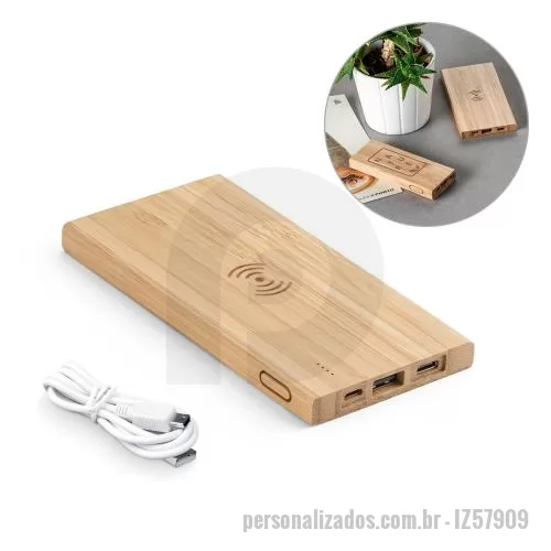 Carregador de celular personalizado - Bateria portátil com carregador wireless super-rápido em bambu. Bateria de lítio com capacidade de 5.000mAh e tempo de vida ? 500 ciclos. Contém indicador de carga, uma porta micro USB de entrada, uma porta USB-C de entrada e saída e uma porta USB-A 