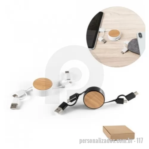 Carregador de celular personalizado - Cabo retrátil 6 em 1 em bambu e ABS. Uma das extremidades é USB-C com adaptador para USB-A, enquanto que na outra extremidade existe uma ponta especial 2 em 1 microUSB e lightning com adaptador para USB-C. Fornecido em caixa presente de papel kraft reciclado. A cor e o resultado da impressão nos materiais naturais pode variar entre produtos. 40 x 130 mm | Cabo esticado: 40 x 800 mm