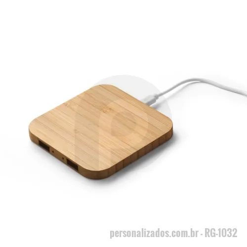 Carregador de celular personalizado - Carregador por indução (wireless) super-rápido em bambu com função hub. Uma entrada USB-C e duas saídas USB-A. Potência 15W.