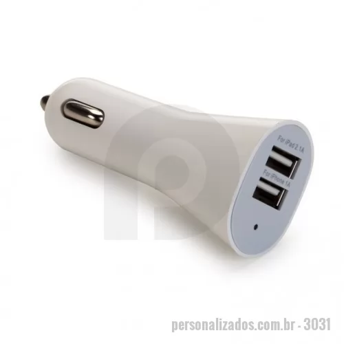 Carregador de celular personalizado - Carregador veicular USB com design compacto em ABS na cor branca, possui 2 portas USB para carregar até dois dispositivos ao mesmo tempo, entrada DC 12V - 24V e saída USB DC 5V 1A