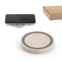 Carregador wireless em ABS e fibra de palha de trigo. A potência de carregamento é de 5W, com entrada 5V/2A. A base contém um círculo em silicone para o equipamento não se mova enquanto carrega. Incluso cabo micro USB de 1 m. Fornecido em caixa de papel kraft. ø70 x 10 mm