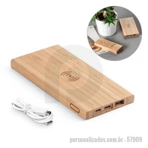 Carregador personalizado - Bateria portátil com carregador wireless em bambu. Bateria de lítio com capacidade de 5.000mAh e tempo de vida ? 500 ciclos. Contém entrada/saída de 5V/2A, indicador de carga, 1 porta micro USB, 1 porta USB tipo C e 1 porta USB. Potência de saída wireless, no máximo, de 5W. Incluso cabo USB / micro USB para carregar. Compatível com smartphones com tecnologia de carregamento sem fios. Fornecido em caixa presente de papel kraft. 140 x 70 x 12 mm