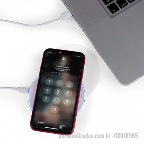 Carregador personalizado - Carregador Personalizado - CBX18565 - Carregador wireless por indução em formato de disco. Produzido em material plástico, o carregador possui antiderrapantes de silicone na parte inferior. Para desfrutar do carregamento por indução (sem fio) é fundamental que o celular possua a tecnologia QI – desta maneira é possível carregar o celular posicionando-o sob carregador, sendo necessário apenas necessário conectar o carregador à uma fonte de energia (USB ou diretamente na tomada). O carregador wireless possui a tecnologia de carga rápida, mas para a utilização deste modo é necessário que o celular também possua esta tecnologia, caso contrário será realizada a carga normal. O carregador possui luzes de funcionamento, quando ligado irá exibir a luz verde e ao entrar em modo de carga irá exibir uma luz azul. Entrada universal 5.0V=2A; Entrada carga rápida 9.0V=2A; Saída universal 5.0V=1A; Saída carga rápida 9.0V=1.2A; Distância de transmissão 8mm e taxa de conversão ?73%. Acompanha cabo USB.  Largura :  9,9 cm  Espessura :  0,6  - 152723 - Carregador