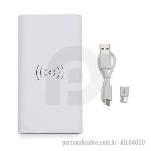 Carregador portátil USB personalizado - Carregador portátil de indução com 8000mAh e indicadores led de bateria e indução. O carregador contém um detalhe circular emborrachado na área de indução, proporcionado mais segurança ao dispositivo conectado, evitando deslizamentos durante este modo de carga – o lado oposto da indução possui um ícone indutivo, porém é uma mera ilustração, esta área não gera carga. O carregador possui uma porta de saída USB com carga rápida e duas portas de entradas, Tipo-C e V8. Acompanha cabo USB e adaptador Tipo-C.