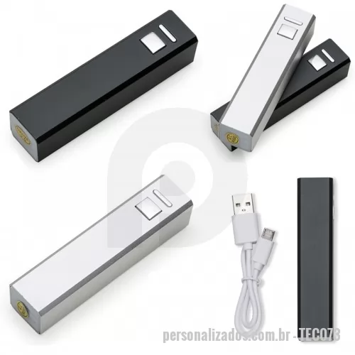 Carregador portátil USB personalizado - Carregador Power bank de metal. Para carregar basta conectar ao usb ou energia(necessário ter adaptador) e uma luz vermelha irá acender sobre o botão, quando carregado completo a luz se apaga e quando utilizado uma luz azul fica acesa. Bateria lithium, entrada DC 5V-1000mA e saída DC 5V-1000mA. Compatível com Iphone, Ipad, aparelhos de celular e tablets. Tempo estipulado para carregar: 2 horas.