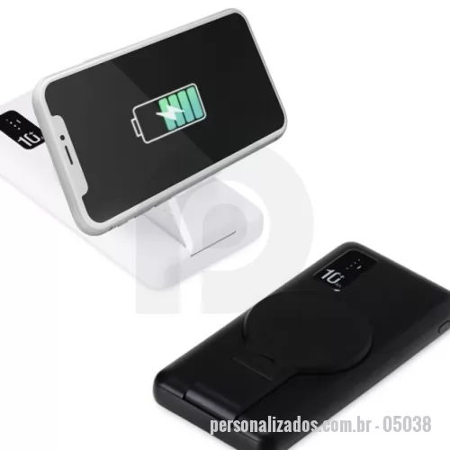 Carregador portátil USB personalizado - Carregador portátil USB Personalizado - 05038 - Carregador portátil plástico via indução ou via cabo com 10.000mAh e indicador led de bateria. Com suporte inclinável para o carregamento via indução, o power bank possui duas portas de saídas USB, - 179184 - Carregador portátil USB