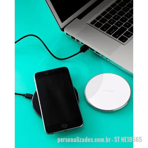 Carregador Wireless personalizado - Prático e rápido o carregador portátil de celular personalizado possui tecnologia sem fio. Disponível em duas esse é um brinde útil para divulgar e promover sua marca junto a clientes e colaboradores