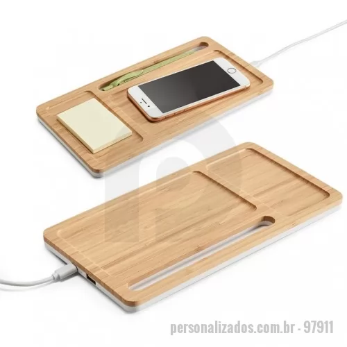 Carregador Wireless personalizado - Organizador de secretária. Bambu e ABS. Carregador wireless, hub USB e suporte para celular. Entrada 5V/1.5A. Potência máxima de saída: 5W. 1 porta USB e 1 porta USB tipo C. Incluso cabo USB/tipo C para carregamento. 