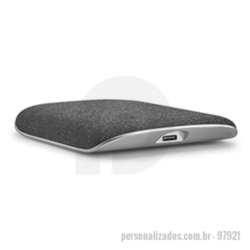 Carregador Wireless personalizado - Carregador wireless que funde liga de zinco e tecido num cruzamento perfeito que culmina num objeto de design elegante e sofisticado. O HORDE é compatível com smartphones que têm tecnologia de carregamentos sem fios, tornando-se um aliado para o dia-a-dia. Fornecido em caixa presente. 