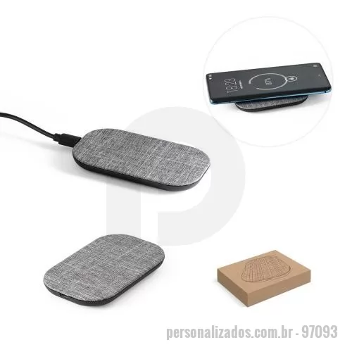Carregador Wireless personalizado - Carregador wireless 100% rPET. A potência de carregamento é de 10W, com entradas 5V/1.6A e 9V/1.5A. Inclui cabo de 1 m. Fornecido em caixa presente de papel craft. 100 x 62 x 10 mm