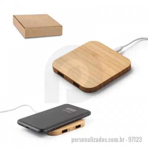 Carregador Wireless personalizado - Carregador wireless em bambu com função hub. Contém 2 saídas USB-A e 1 entrada USB-C. Possui uma potência de carregamento sem fios de 15W. Compatível com smartphones com tecnologia de carregamento sem fios. Incluso cabo USB-C para carregar a bateria. Fornecido em caixa presente de papel kraft. 93 x 93 x 9 mm