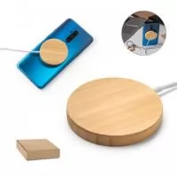 Carregador magnético wireless em bambu. Potência de carregamento rápido de 15W. Incluso cabo de carregamento tipo C de 1 metro. Fornecido em caixa presente de papel kraft. Ø59 x 8 mm