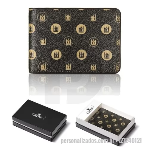 Carteira personalizada - A Carteira Crown Fenix é um acessório sofisticado, projetado para quem busca elegância e funcionalidade no dia a dia. Produzida com materiais de alta qualidade, combina design moderno e resistência. Seu formato compacto oferece praticidade sem abrir mão do estilo, sendo ideal para uso corporativo e presenteações exclusivas. Um brinde refinado e premium da Youdu Brindes.