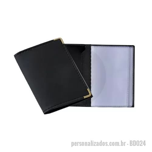 Carteira personalizada - Carteira personalizada fabricada em couro sintético, o carteira personalizada com cantoneiras douradas possui quatro repartições para documentos e duas para cartões. Com ótimo custo benefício, está disponível em preto e permite personalização em serigrafia. Faça uma cotação conosco e compre a partir de 100 unidades.