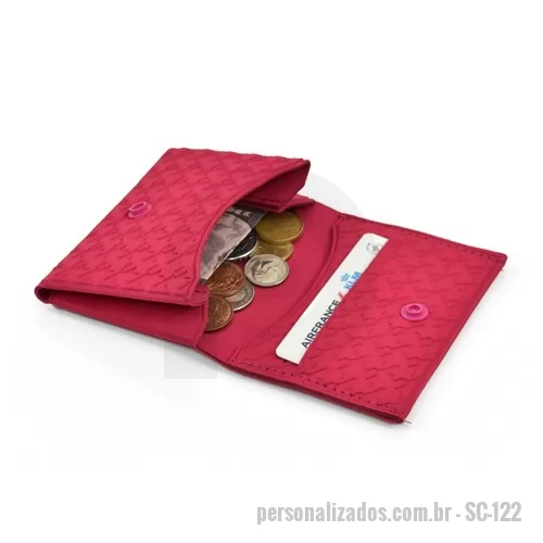 Carteira personalizada - Carteira porta moedas em E.V.A termomoldado em EVA revestido com helanca, com fechamento por botão de pressão para facilitar manuseio durante o dia a dia. Forro em material têxtil e acabamento interno valorizam e agregam qualidade ao brinde corporativo.  O porta moeda conta ainda com um bolso e um porta cartão.  É um produto que pode ser adaptado para diferentes públicos ou empresas: aplicação da logomarca é produzida em gravação em alto relevo e o mix de cores ou estampas será combinado de modo a fortalecer a identidade da sua marca. Solicite já seu orçamento!