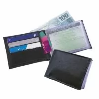 Carteira Masculina – CAR1 pode ser confeccionada em couro ou sintético nobre diversas opções de materiais e cores (modelo da foto foi confeccionado no sintético Veneza ). Possui diversos compartimentos para notas, cartões, documentos. Personalização com gravação em baixo relevo ou digital colorida.